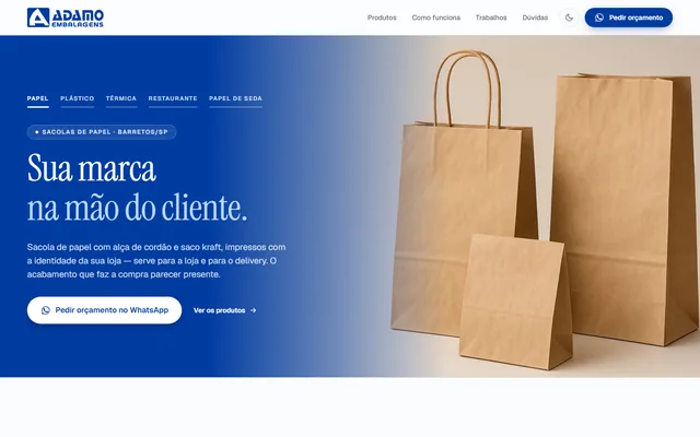 Site da Adamo Embalagens feito pela Nativa IA, com sacolas de papel sobre fundo azul.